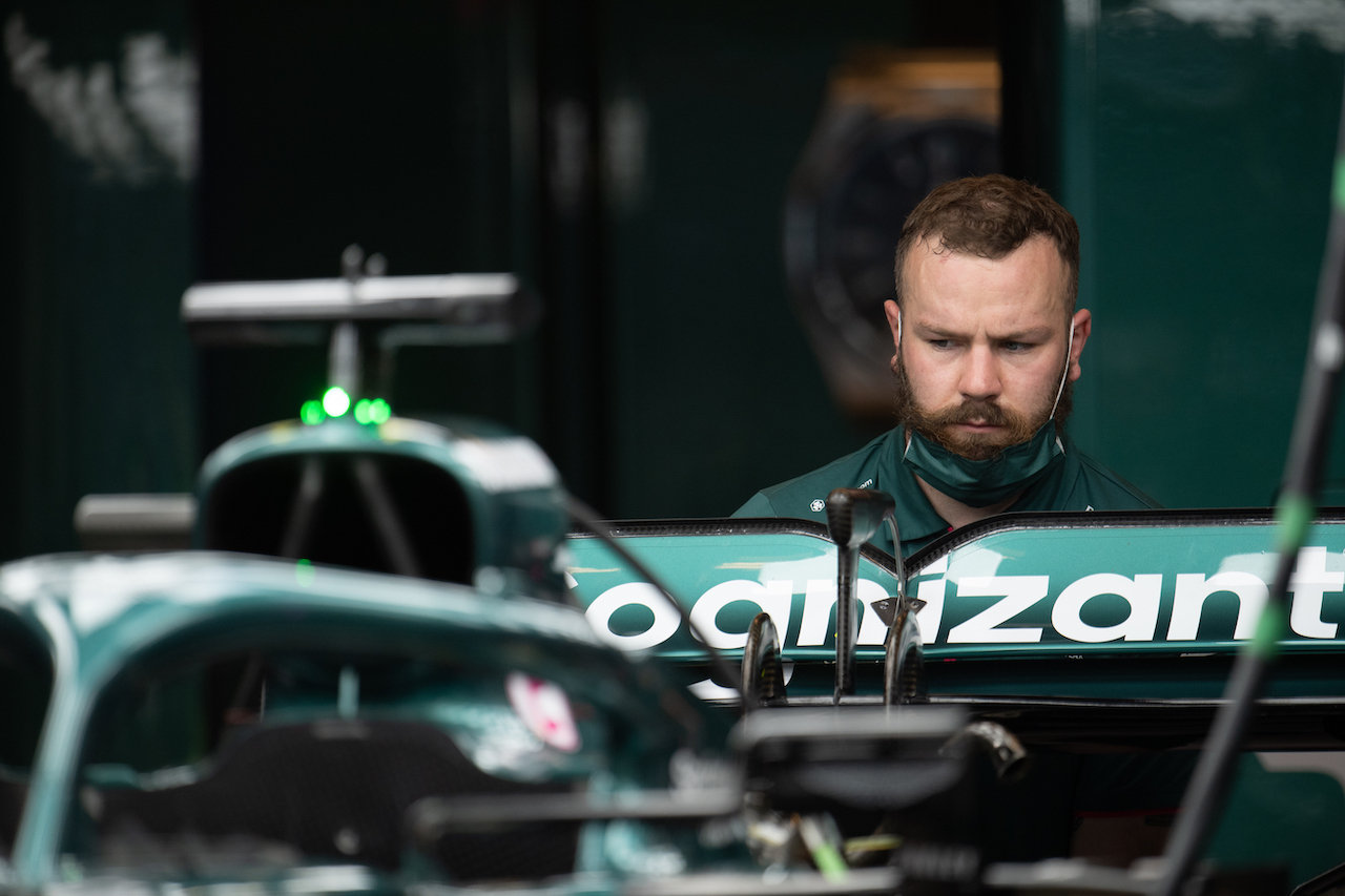 GP STATI UNITI, Aston Martin F1 Team mechanic.
23.10.2021. Formula 1 World Championship, Rd 17, United States Grand Prix, Austin, Texas, USA, Qualifiche Day.
- www.xpbimages.com, EMail: requests@xpbimages.com © Copyright: Price / XPB Images