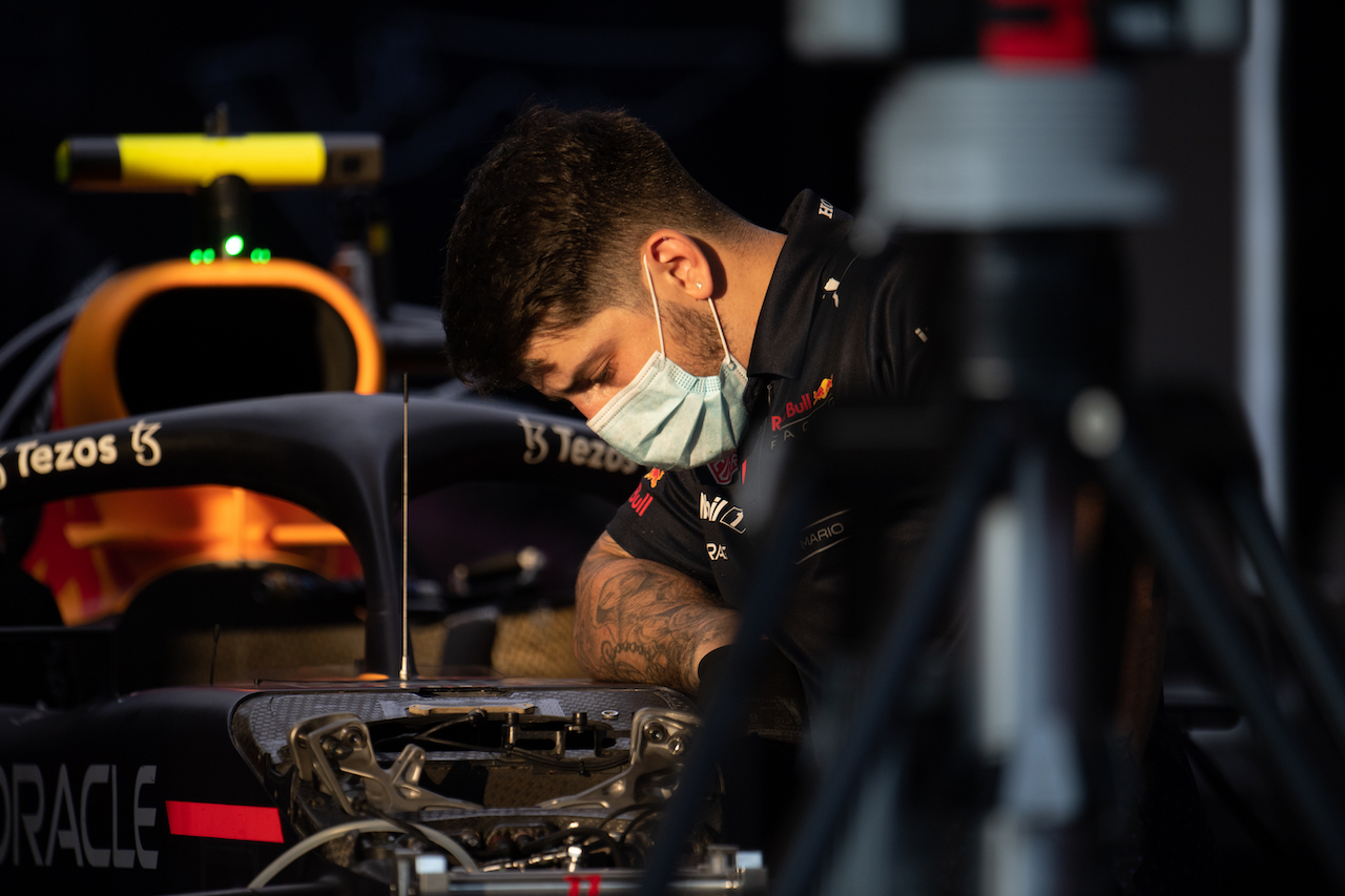 GP STATI UNITI, Red Bull Racing mechanic.
23.10.2021. Formula 1 World Championship, Rd 17, United States Grand Prix, Austin, Texas, USA, Qualifiche Day.
- www.xpbimages.com, EMail: requests@xpbimages.com © Copyright: Price / XPB Images