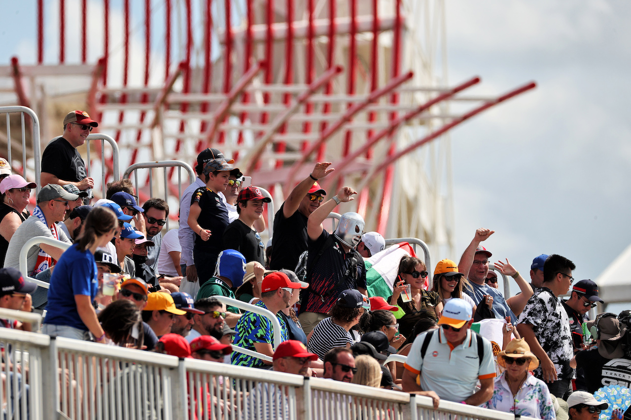GP STATI UNITI, Circuit Atmosfera - fans in the grandstand.
23.10.2021. Formula 1 World Championship, Rd 17, United States Grand Prix, Austin, Texas, USA, Qualifiche Day.
- www.xpbimages.com, EMail: requests@xpbimages.com © Copyright: Batchelor / XPB Images