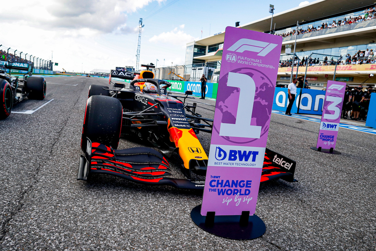 GP STATI UNITI, Pole sitter Max Verstappen (NLD) Red Bull Racing RB16B in qualifying parc ferme.
23.10.2021. Formula 1 World Championship, Rd 17, United States Grand Prix, Austin, Texas, USA, Qualifiche Day.
- www.xpbimages.com, EMail: requests@xpbimages.com © Copyright: FIA Pool Image for Editorial Use Only