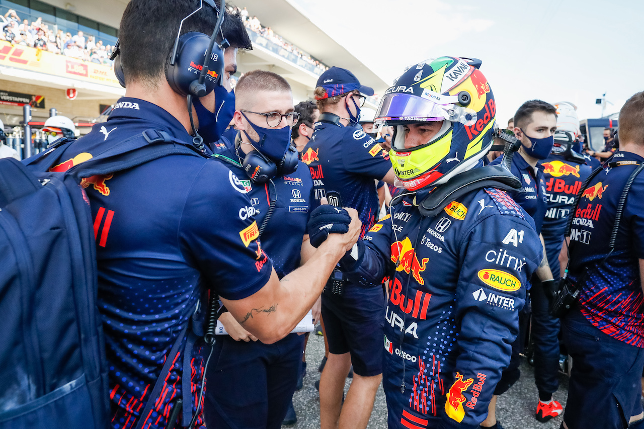 GP STATI UNITI, Sergio Perez (MEX) Red Bull Racing celebrates his third position in qualifying parc ferme with the team.
23.10.2021. Formula 1 World Championship, Rd 17, United States Grand Prix, Austin, Texas, USA, Qualifiche Day.
- www.xpbimages.com, EMail: requests@xpbimages.com © Copyright: FIA Pool Image for Editorial Use Only