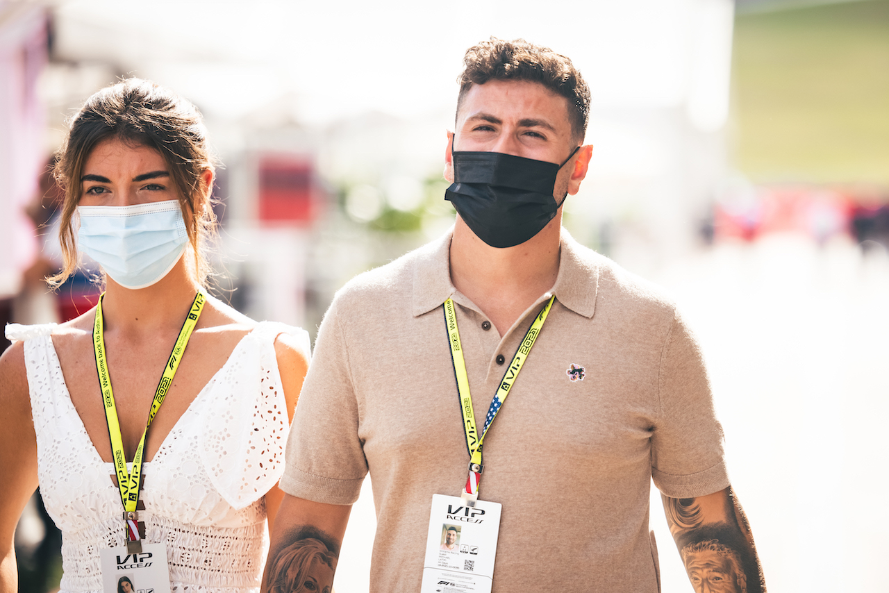 GP STATI UNITI, Michael Latifi (CDN) brother of Nicholas Latifi (CDN) Williams Racing, with Domenica.
23.10.2021. Formula 1 World Championship, Rd 17, United States Grand Prix, Austin, Texas, USA, Qualifiche Day.
- www.xpbimages.com, EMail: requests@xpbimages.com © Copyright: Bearne / XPB Images