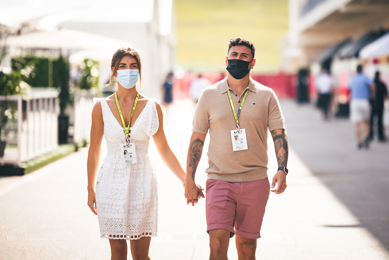 GP STATI UNITI, Michael Latifi (CDN) brother of Nicholas Latifi (CDN) Williams Racing, with Domenica.
23.10.2021. Formula 1 World Championship, Rd 17, United States Grand Prix, Austin, Texas, USA, Qualifiche Day.
- www.xpbimages.com, EMail: requests@xpbimages.com © Copyright: Bearne / XPB Images