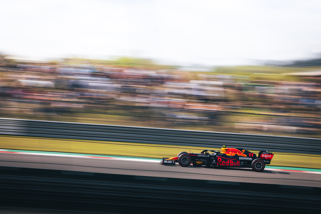 GP STATI UNITI, Sergio Perez (MEX) Red Bull Racing RB16B.
23.10.2021. Formula 1 World Championship, Rd 17, United States Grand Prix, Austin, Texas, USA, Qualifiche Day.
- www.xpbimages.com, EMail: requests@xpbimages.com © Copyright: Bearne / XPB Images