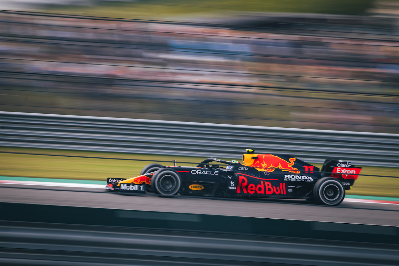 GP STATI UNITI, Sergio Perez (MEX) Red Bull Racing RB16B.
23.10.2021. Formula 1 World Championship, Rd 17, United States Grand Prix, Austin, Texas, USA, Qualifiche Day.
- www.xpbimages.com, EMail: requests@xpbimages.com © Copyright: Bearne / XPB Images
