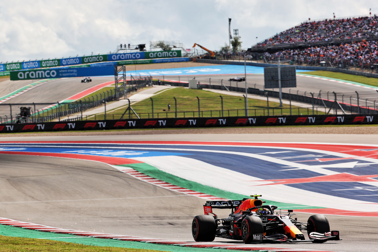 GP STATI UNITI, Sergio Perez (MEX) Red Bull Racing RB16B.
23.10.2021. Formula 1 World Championship, Rd 17, United States Grand Prix, Austin, Texas, USA, Qualifiche Day.
- www.xpbimages.com, EMail: requests@xpbimages.com © Copyright: Batchelor / XPB Images