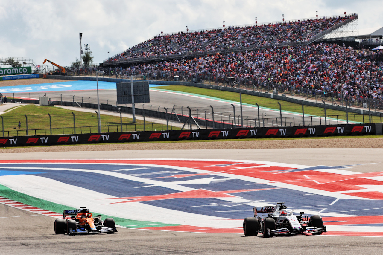 GP STATI UNITI, Nikita Mazepin (RUS) Haas F1 Team VF-21 e Daniel Ricciardo (AUS) McLaren MCL35M.
23.10.2021. Formula 1 World Championship, Rd 17, United States Grand Prix, Austin, Texas, USA, Qualifiche Day.
- www.xpbimages.com, EMail: requests@xpbimages.com © Copyright: Batchelor / XPB Images