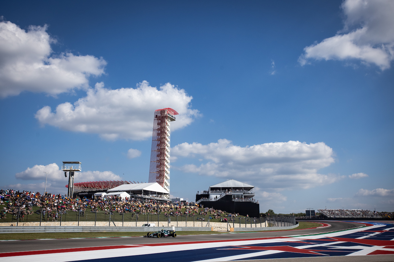 GP STATI UNITI,  Sebastian Vettel (GER) Aston Martin F1 Team AMR21.
22.10.2021. Formula 1 World Championship, Rd 17, United States Grand Prix, Austin, Texas, USA, Practice Day.
- www.xpbimages.com, EMail: requests@xpbimages.com © Copyright: Bearne / XPB Images