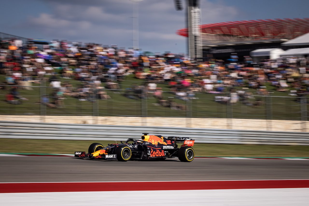 GP STATI UNITI, Max Verstappen (NLD) Red Bull Racing RB16B.
22.10.2021. Formula 1 World Championship, Rd 17, United States Grand Prix, Austin, Texas, USA, Practice Day.
- www.xpbimages.com, EMail: requests@xpbimages.com © Copyright: Bearne / XPB Images