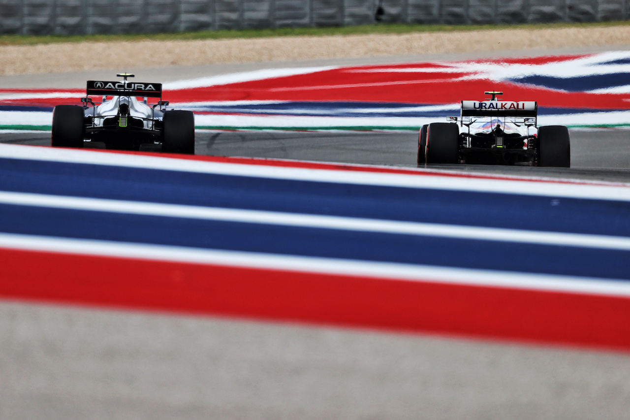 GP STATI UNITI, (L to R): Pierre Gasly (FRA) AlphaTauri AT02 e Mick Schumacher (GER) Haas VF-21.
22.10.2021. Formula 1 World Championship, Rd 17, United States Grand Prix, Austin, Texas, USA, Practice Day.
- www.xpbimages.com, EMail: requests@xpbimages.com © Copyright: Moy / XPB Images