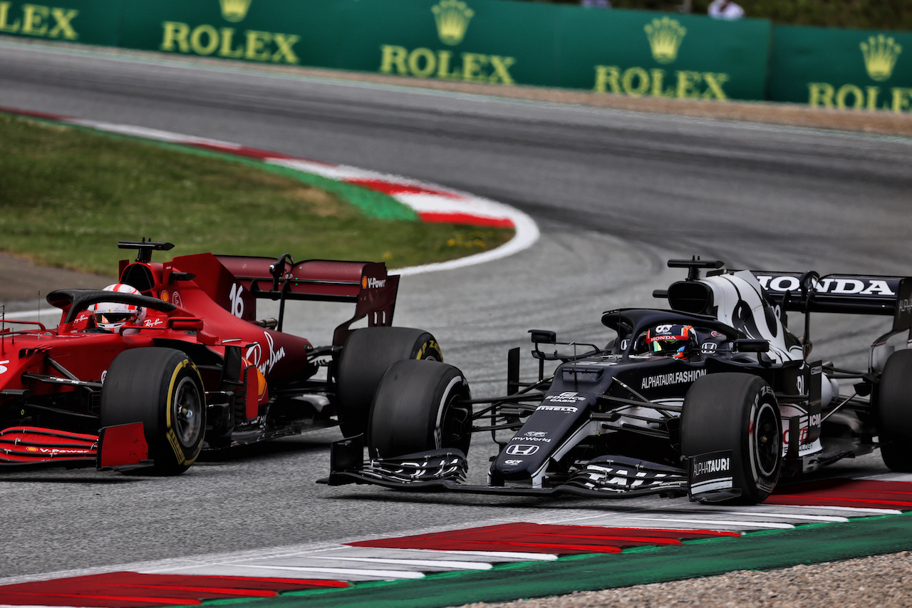 GP STIRIA, Charles Leclerc (MON) Ferrari SF-21 e Yuki Tsunoda (JPN) AlphaTauri AT02 battle for position.
27.06.2021. Formula 1 World Championship, Rd 8, Steiermark Grand Prix, Spielberg, Austria, Gara Day.
- www.xpbimages.com, EMail: requests@xpbimages.com © Copyright: Batchelor / XPB Images