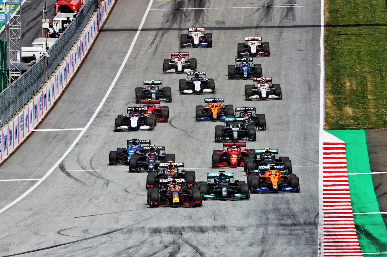 GP STIRIA, Max Verstappen (NLD) Red Bull Racing RB16B davanti a at the partenza of the race.
27.06.2021. Formula 1 World Championship, Rd 8, Steiermark Grand Prix, Spielberg, Austria, Gara Day.
- www.xpbimages.com, EMail: requests@xpbimages.com © Copyright: Charniaux / XPB Images
