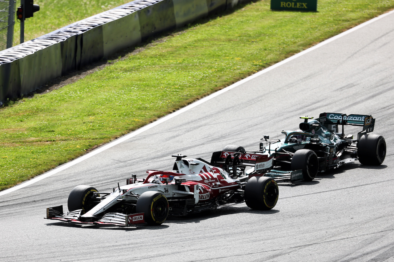 GP STIRIA, Kimi Raikkonen (FIN) Alfa Romeo Racing C41 e Sebastian Vettel (GER) Aston Martin F1 Team AMR21 battle for position.
27.06.2021. Formula 1 World Championship, Rd 8, Steiermark Grand Prix, Spielberg, Austria, Gara Day.
- www.xpbimages.com, EMail: requests@xpbimages.com © Copyright: Batchelor / XPB Images