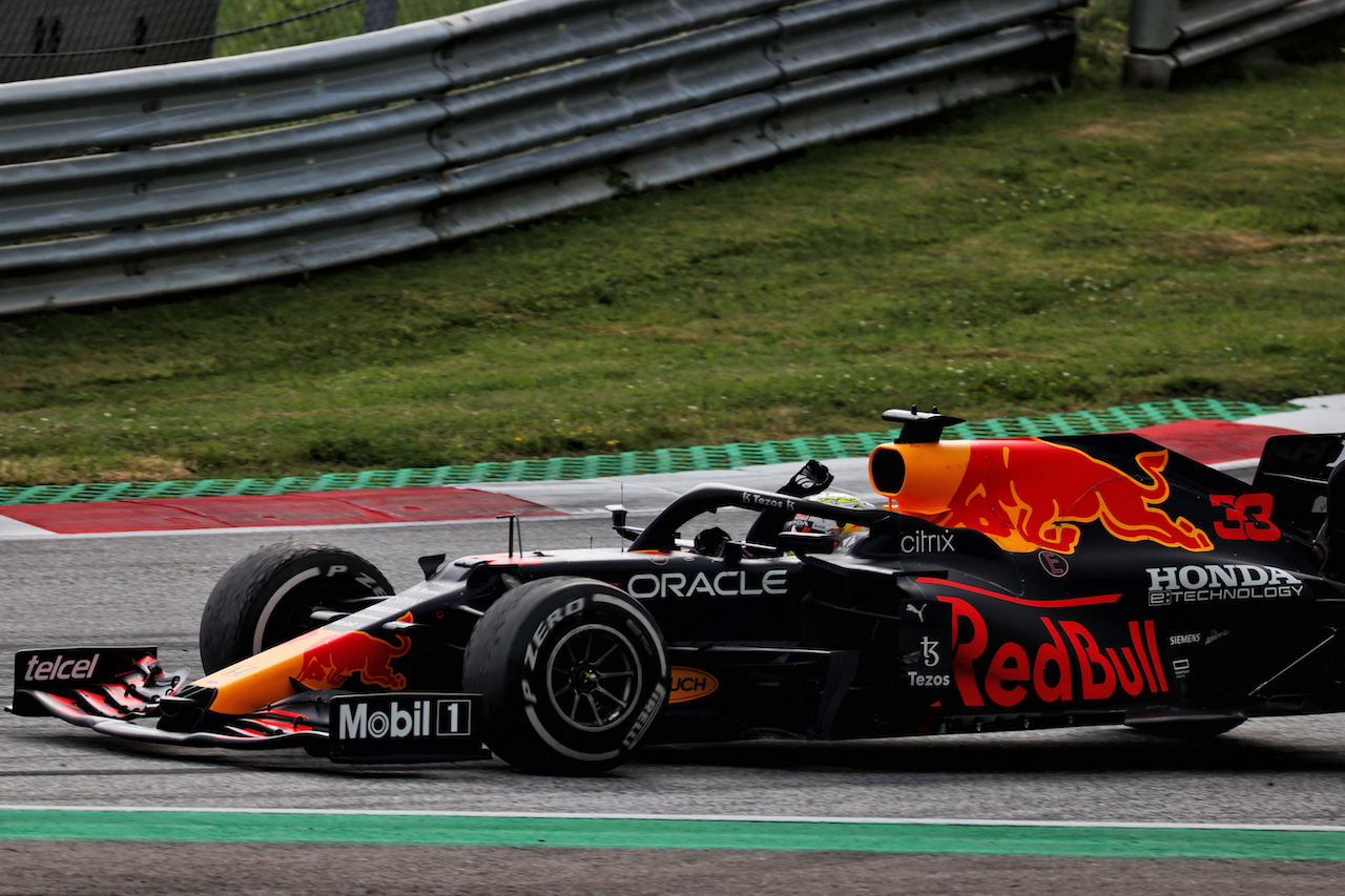 GP STIRIA, Gara winner Max Verstappen (NLD) Red Bull Racing RB16B celebrates at the end of the race.
27.06.2021. Formula 1 World Championship, Rd 8, Steiermark Grand Prix, Spielberg, Austria, Gara Day.
- www.xpbimages.com, EMail: requests@xpbimages.com © Copyright: Batchelor / XPB Images