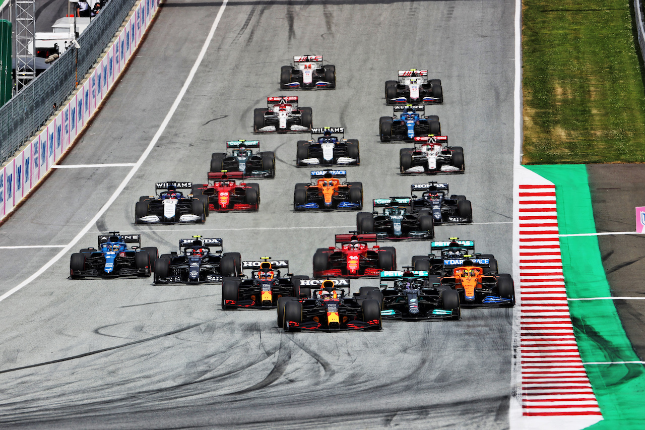 GP STIRIA, Max Verstappen (NLD) Red Bull Racing RB16B davanti a at the partenza of the race.
27.06.2021. Formula 1 World Championship, Rd 8, Steiermark Grand Prix, Spielberg, Austria, Gara Day.
- www.xpbimages.com, EMail: requests@xpbimages.com © Copyright: Charniaux / XPB Images