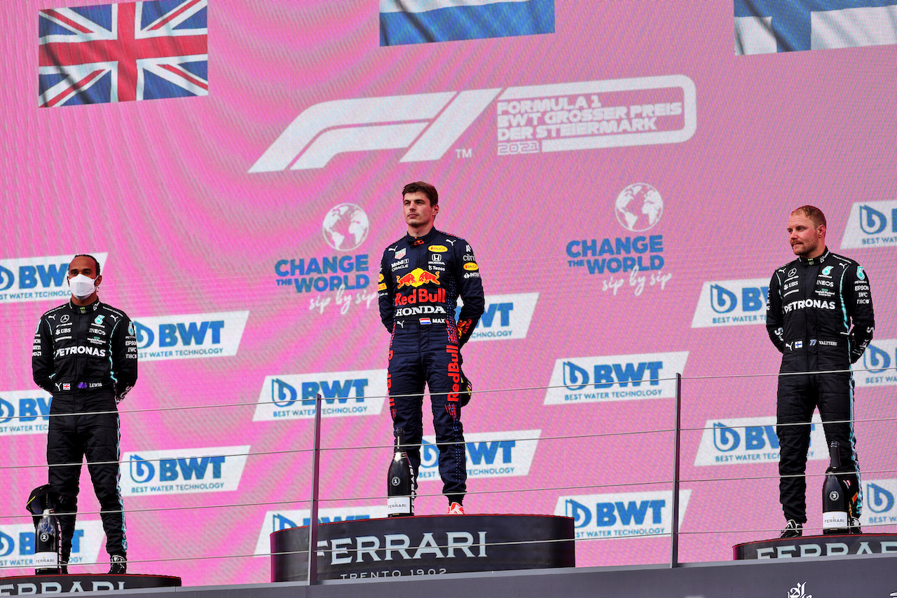 GP STIRIA, The podium (L to R): Lewis Hamilton (GBR) Mercedes AMG F1, second; Max Verstappen (NLD) Red Bull Racing, vincitore; Valtteri Bottas (FIN) Mercedes AMG F1, third.
27.06.2021. Formula 1 World Championship, Rd 8, Steiermark Grand Prix, Spielberg, Austria, Gara Day.
- www.xpbimages.com, EMail: requests@xpbimages.com © Copyright: Batchelor / XPB Images