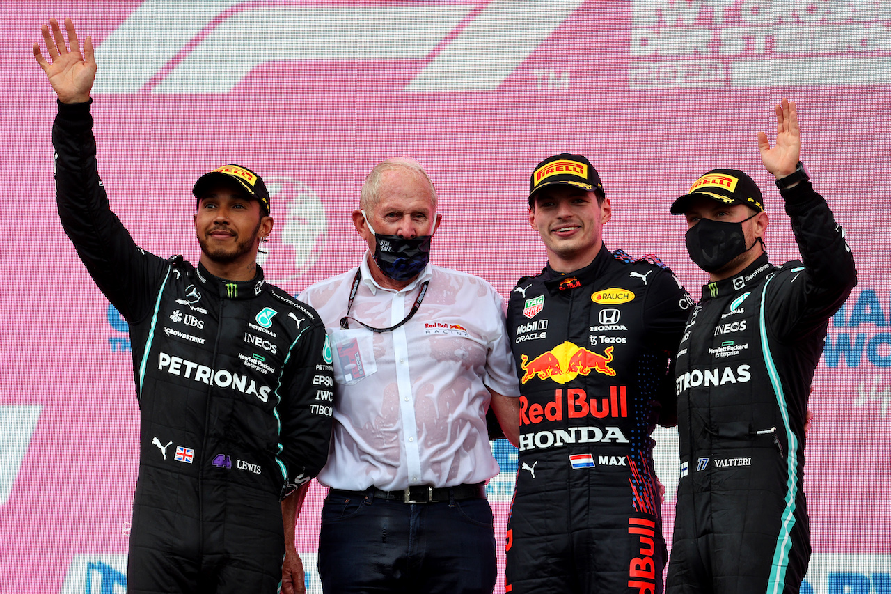 GP STIRIA, 2nd place Lewis Hamilton (GBR) Mercedes AMG F1 W12 with Dr Helmut Marko (AUT) Red Bull Motorsport Consultant , 1st place Max Verstappen (NLD) Red Bull Racing RB16B e 3rd place Valtteri Bottas (FIN) Mercedes AMG F1.
27.06.2021. Formula 1 World Championship, Rd 8, Steiermark Grand Prix, Spielberg, Austria, Gara Day.
- www.xpbimages.com, EMail: requests@xpbimages.com © Copyright: Batchelor / XPB Images