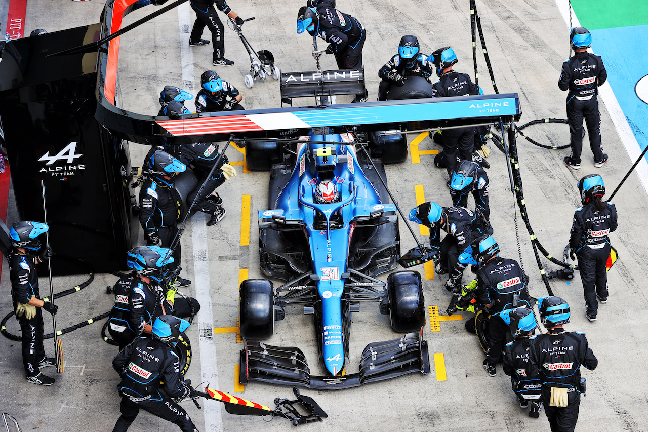 GP STIRIA, Esteban Ocon (FRA) Alpine F1 Team A521 makes a pit stop.
27.06.2021. Formula 1 World Championship, Rd 8, Steiermark Grand Prix, Spielberg, Austria, Gara Day.
- www.xpbimages.com, EMail: requests@xpbimages.com © Copyright: Moy / XPB Images