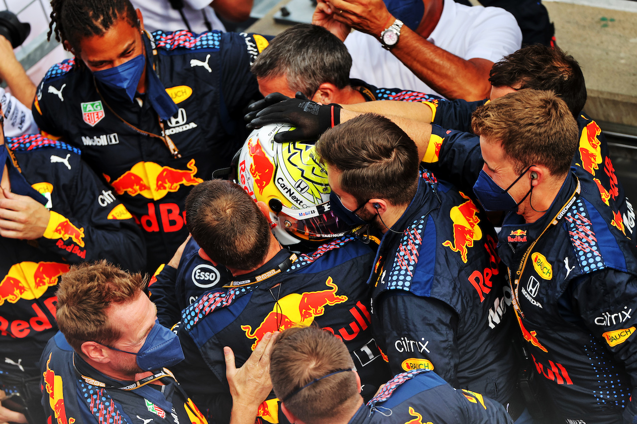 GP STIRIA, Gara winner Max Verstappen (NLD) Red Bull Racing celebrates with the team in parc ferme.
27.06.2021. Formula 1 World Championship, Rd 8, Steiermark Grand Prix, Spielberg, Austria, Gara Day.
- www.xpbimages.com, EMail: requests@xpbimages.com © Copyright: Moy / XPB Images