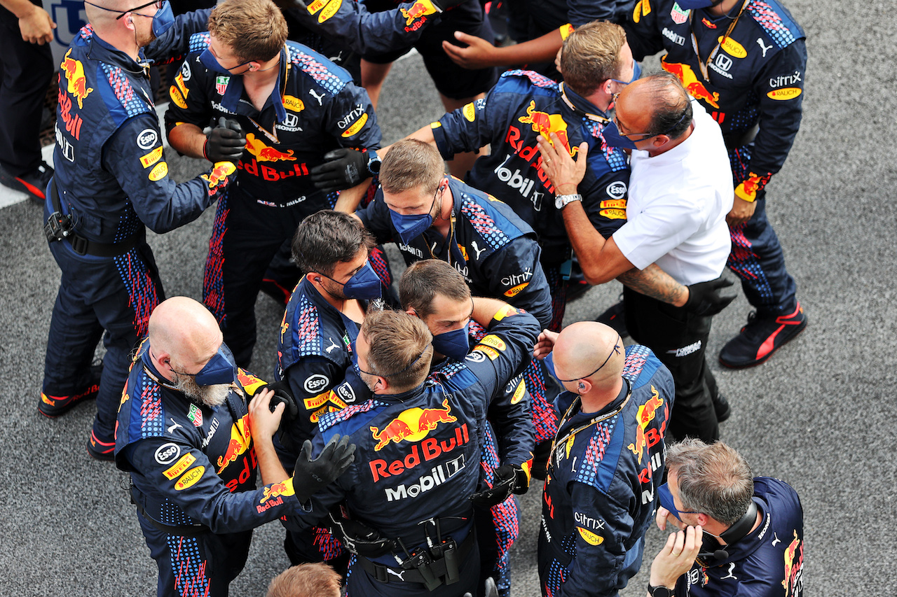 GP STIRIA, Red Bull Racing celebrate victory for Max Verstappen (NLD) Red Bull Racing.
27.06.2021. Formula 1 World Championship, Rd 8, Steiermark Grand Prix, Spielberg, Austria, Gara Day.
- www.xpbimages.com, EMail: requests@xpbimages.com © Copyright: Moy / XPB Images