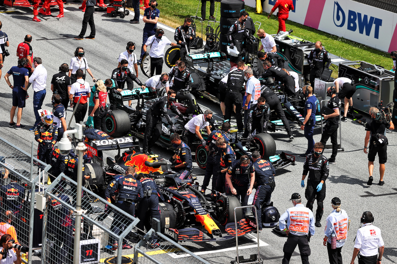 GP STIRIA, Sergio Perez (MEX) Red Bull Racing RB16B; Lewis Hamilton (GBR) Mercedes AMG F1 W12, e Valtteri Bottas (FIN) Mercedes AMG F1 W12, on the grid.
27.06.2021. Formula 1 World Championship, Rd 8, Steiermark Grand Prix, Spielberg, Austria, Gara Day.
- www.xpbimages.com, EMail: requests@xpbimages.com © Copyright: Moy / XPB Images