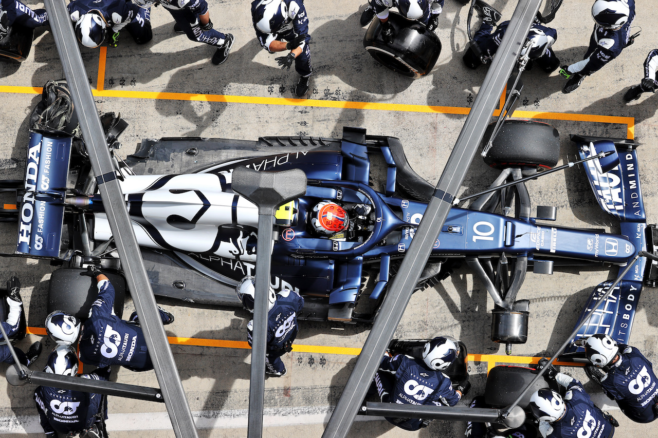 GP STIRIA, Pierre Gasly (FRA) AlphaTauri AT02 makes a pit stop with damaged rear suspension.
27.06.2021. Formula 1 World Championship, Rd 8, Steiermark Grand Prix, Spielberg, Austria, Gara Day.
- www.xpbimages.com, EMail: requests@xpbimages.com © Copyright: Moy / XPB Images