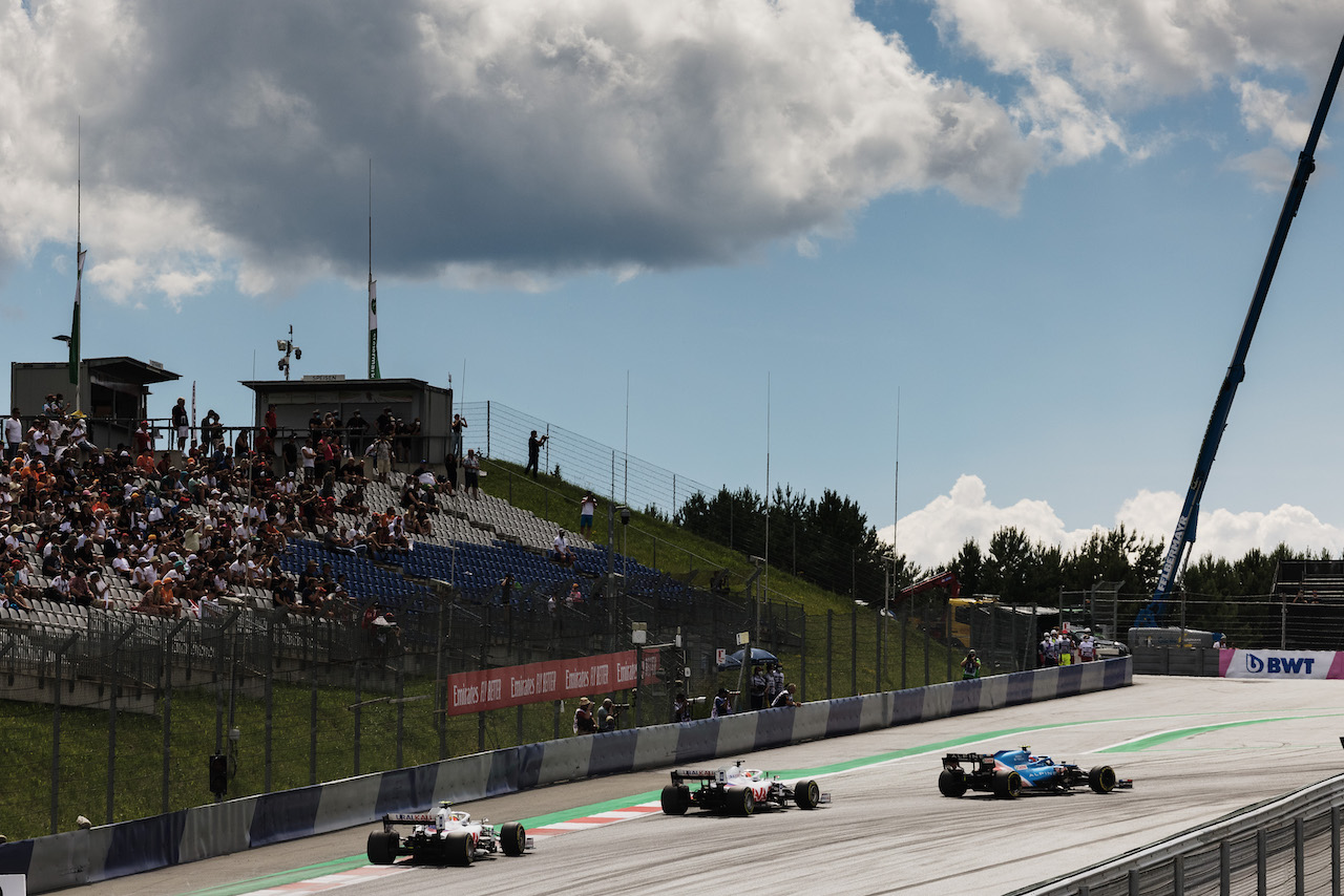 GP STIRIA, Esteban Ocon (FRA) Alpine F1 Team A521 davanti a Nikita Mazepin (RUS) Haas F1 Team VF-21 e Mick Schumacher (GER) Haas VF-21.
27.06.2021. Formula 1 World Championship, Rd 8, Steiermark Grand Prix, Spielberg, Austria, Gara Day.
- www.xpbimages.com, EMail: requests@xpbimages.com © Copyright: Bearne / XPB Images