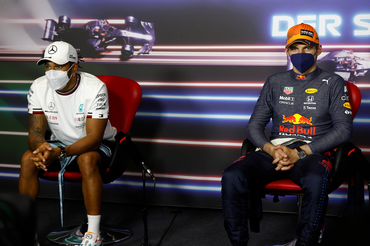 GP STIRIA, (L to R): Lewis Hamilton (GBR) Mercedes AMG F1 e Max Verstappen (NLD) Red Bull Racing in the post race FIA Press Conference.
27.06.2021. Formula 1 World Championship, Rd 8, Steiermark Grand Prix, Spielberg, Austria, Gara Day.
- www.xpbimages.com, EMail: requests@xpbimages.com © Copyright: FIA Pool Image for Editorial Use Only