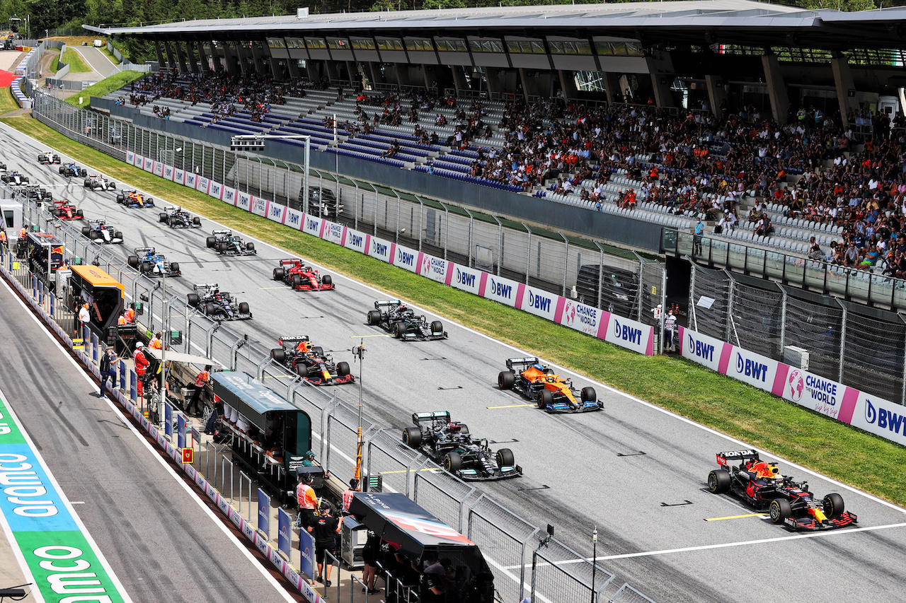 GP STIRIA, Max Verstappen (NLD) Red Bull Racing RB16B davanti a at the partenza of the race.
27.06.2021. Formula 1 World Championship, Rd 8, Steiermark Grand Prix, Spielberg, Austria, Gara Day.
- www.xpbimages.com, EMail: requests@xpbimages.com © Copyright: Moy / XPB Images