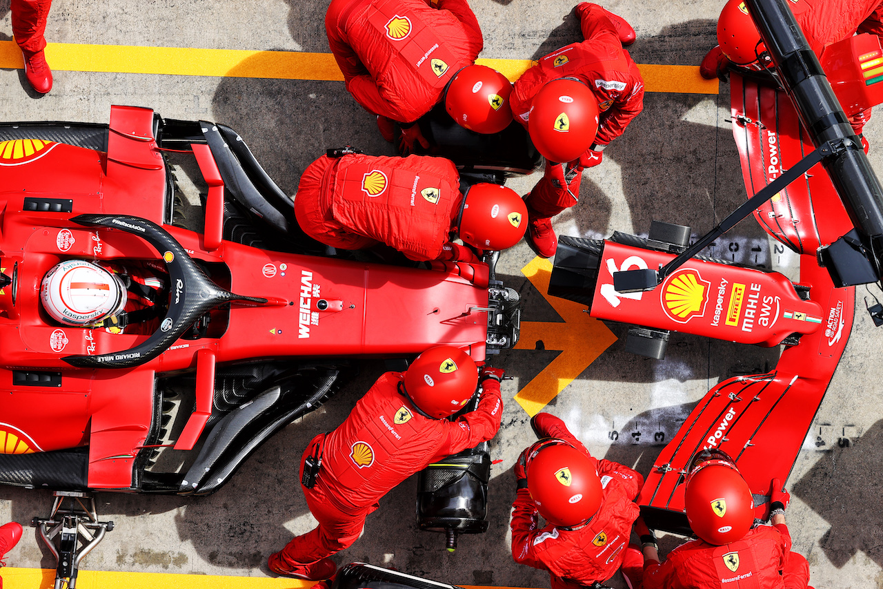 GP STIRIA, Charles Leclerc (MON) Ferrari SF-21 makes a pit stop to change a nosecone.
27.06.2021. Formula 1 World Championship, Rd 8, Steiermark Grand Prix, Spielberg, Austria, Gara Day.
- www.xpbimages.com, EMail: requests@xpbimages.com © Copyright: Moy / XPB Images
