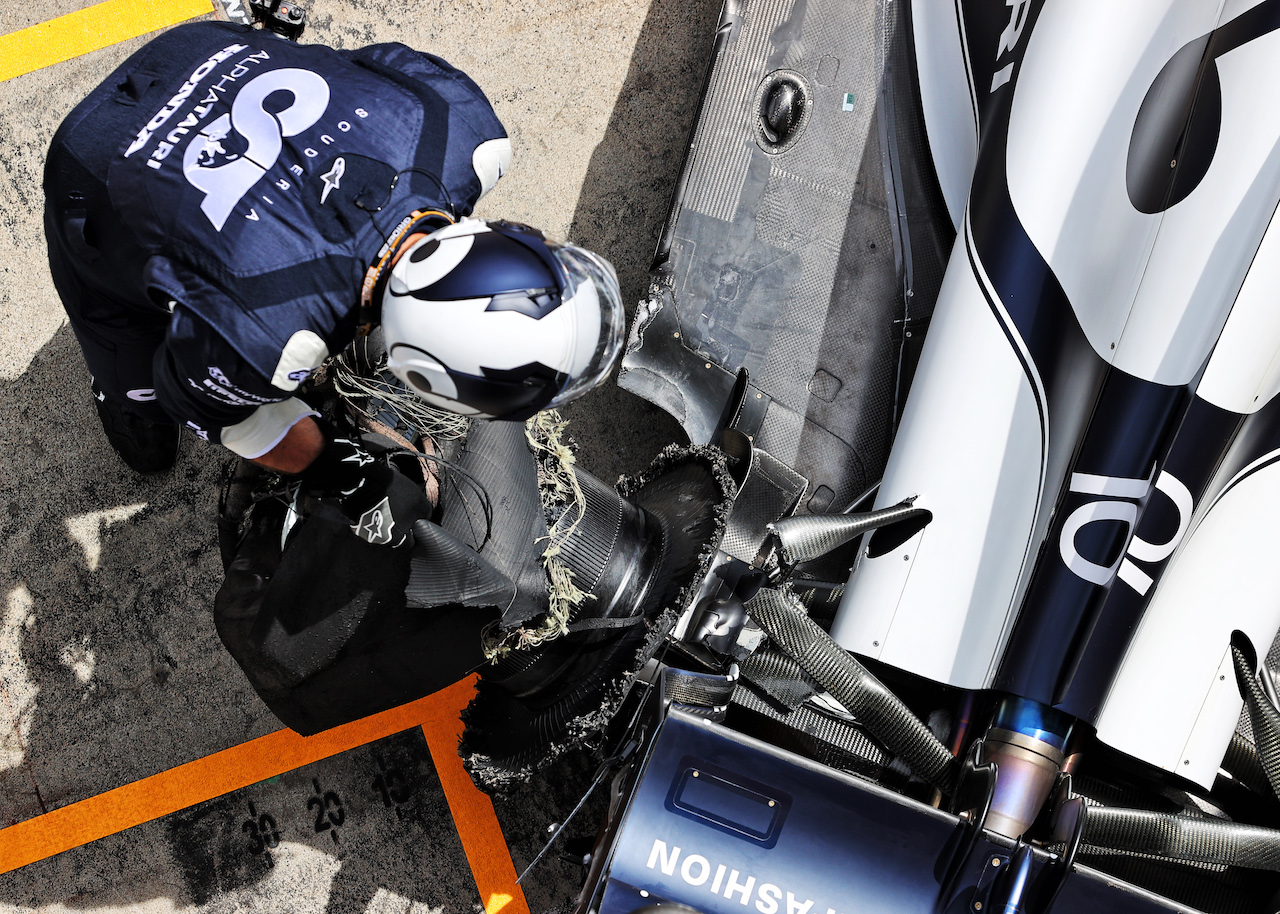 GP STIRIA, Pierre Gasly (FRA) AlphaTauri AT02 in the pits with damaged rear suspension e wheel at the partenza of the race.
27.06.2021. Formula 1 World Championship, Rd 8, Steiermark Grand Prix, Spielberg, Austria, Gara Day.
- www.xpbimages.com, EMail: requests@xpbimages.com © Copyright: Moy / XPB Images