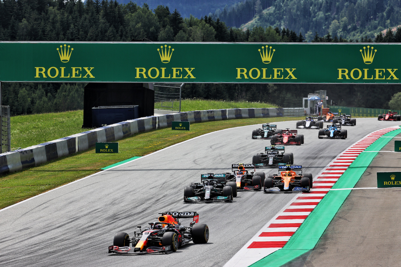 GP STIRIA, Max Verstappen (NLD) Red Bull Racing RB16B davanti a at the partenza of the race.
27.06.2021. Formula 1 World Championship, Rd 8, Steiermark Grand Prix, Spielberg, Austria, Gara Day.
- www.xpbimages.com, EMail: requests@xpbimages.com © Copyright: Batchelor / XPB Images