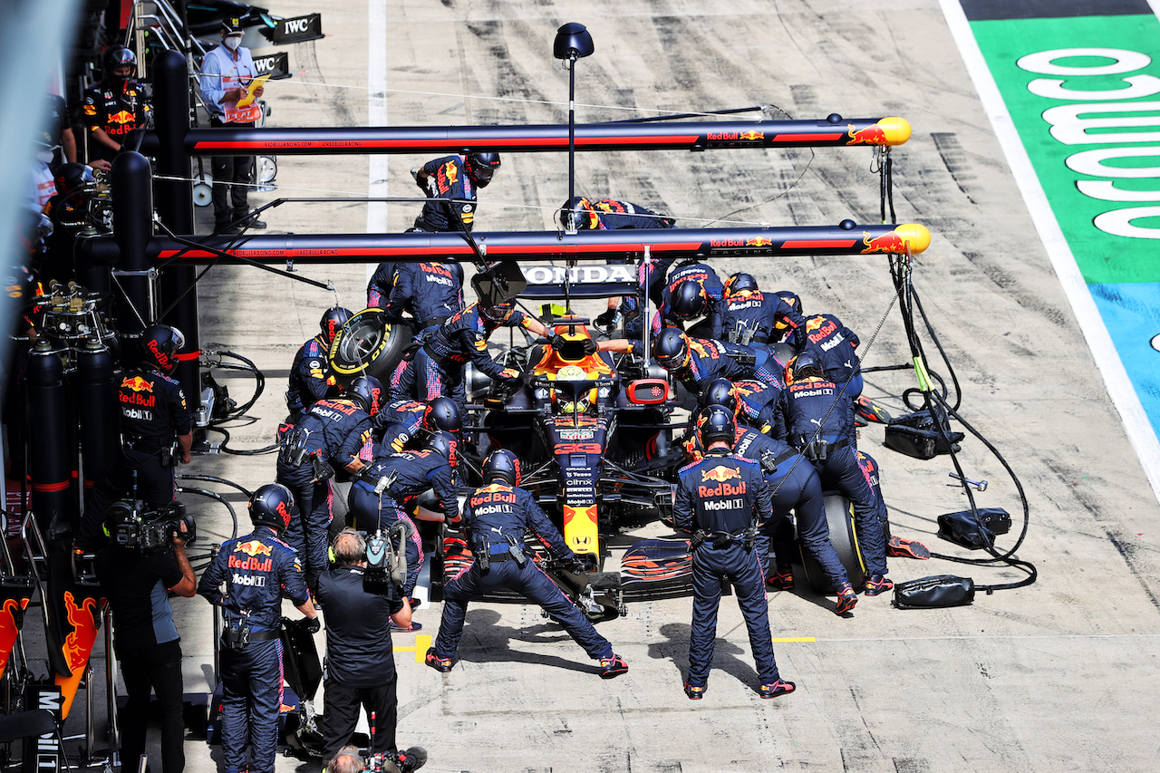 GP STIRIA, Max Verstappen (NLD) Red Bull Racing RB16B makes a pit stop.
27.06.2021. Formula 1 World Championship, Rd 8, Steiermark Grand Prix, Spielberg, Austria, Gara Day.
- www.xpbimages.com, EMail: requests@xpbimages.com © Copyright: Moy / XPB Images