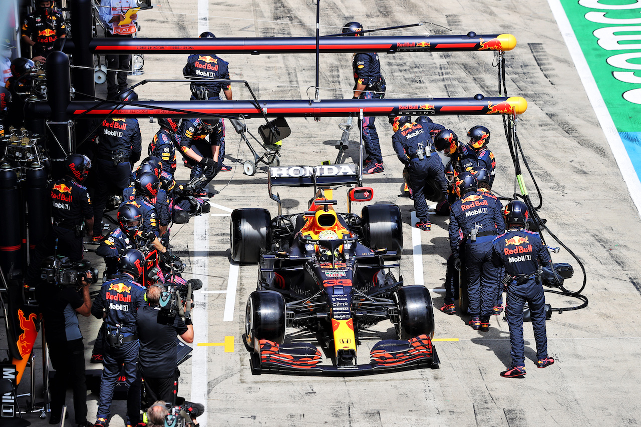 GP STIRIA, Max Verstappen (NLD) Red Bull Racing RB16B makes a pit stop.
27.06.2021. Formula 1 World Championship, Rd 8, Steiermark Grand Prix, Spielberg, Austria, Gara Day.
- www.xpbimages.com, EMail: requests@xpbimages.com © Copyright: Moy / XPB Images
