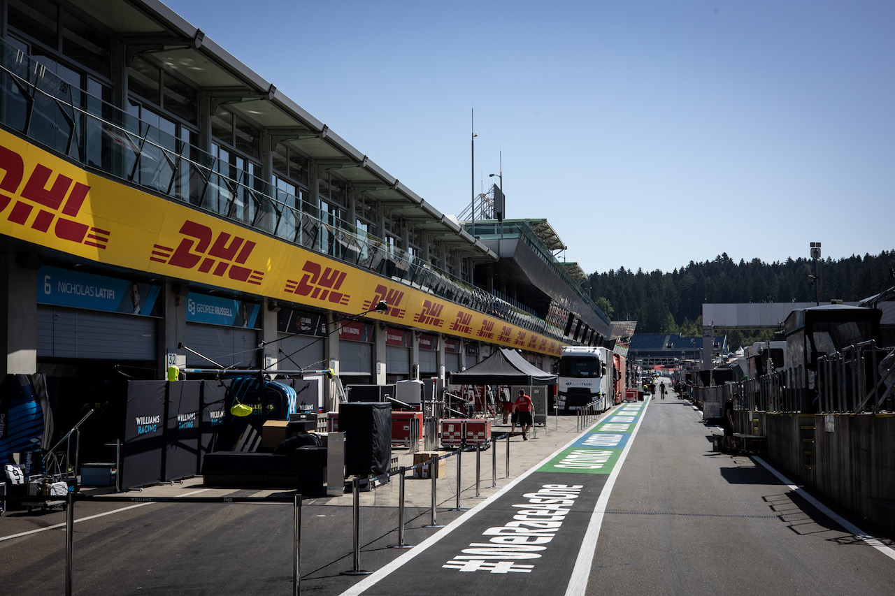 GP STIRIA, Williams Racing pit garage preparations.
23.06.2021. Formula 1 World Championship, Rd 8, Steiermark Grand Prix, Spielberg, Austria, Preparation Day.
- www.xpbimages.com, EMail: requests@xpbimages.com © Copyright: Bearne / XPB Images