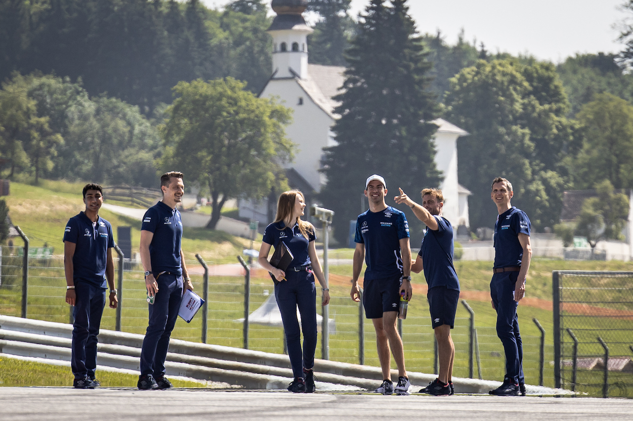 GP STIRIA, Nicholas Latifi (CDN) Williams Racing walks the circuit with the team.
24.06.2021. Formula 1 World Championship, Rd 8, Steiermark Grand Prix, Spielberg, Austria, Preparation Day.
- www.xpbimages.com, EMail: requests@xpbimages.com © Copyright: Bearne / XPB Images