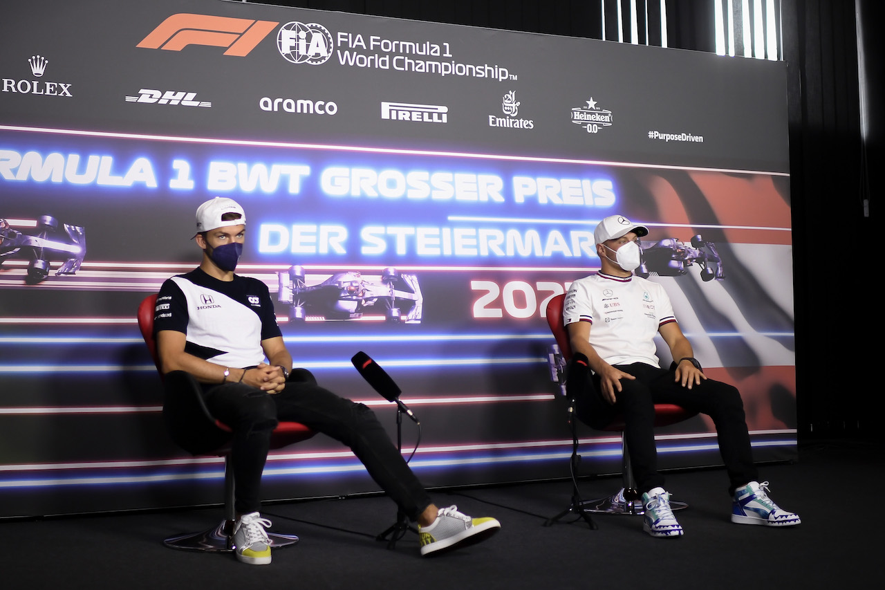 GP STIRIA, (L to R): Pierre Gasly (FRA) AlphaTauri e Valtteri Bottas (FIN) Mercedes AMG F1 in the FIA Press Conference.
24.06.2021. Formula 1 World Championship, Rd 8, Steiermark Grand Prix, Spielberg, Austria, Preparation Day.
- www.xpbimages.com, EMail: requests@xpbimages.com © Copyright: FIA Pool Image for Editorial Use Only