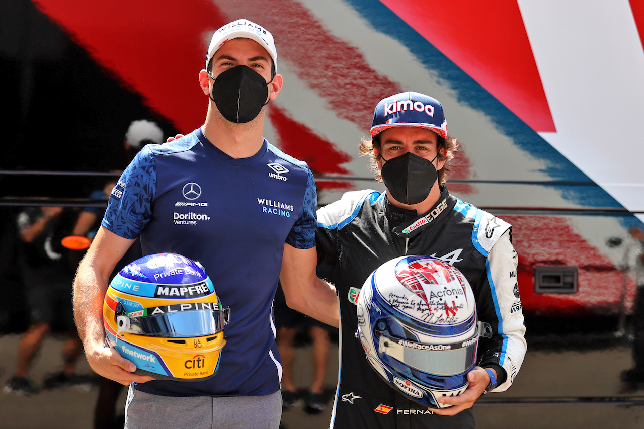 GP STIRIA, (L to R): Nicholas Latifi (CDN) Williams Racing with Fernando Alonso (ESP) Alpine F1 Team - helmet swap.
24.06.2021. Formula 1 World Championship, Rd 8, Steiermark Grand Prix, Spielberg, Austria, Preparation Day.
- www.xpbimages.com, EMail: requests@xpbimages.com © Copyright: Moy / XPB Images
