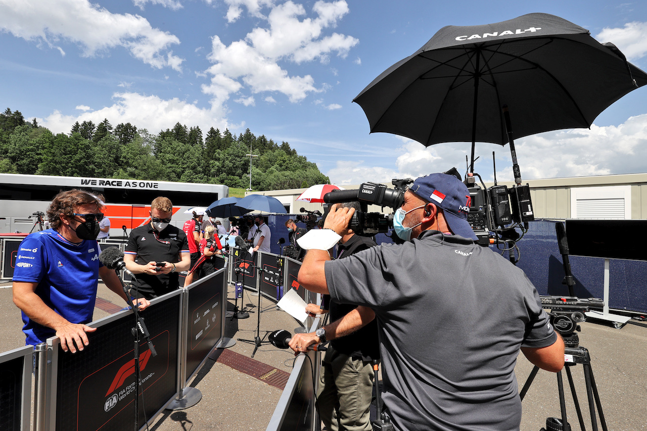 GP STIRIA, Fernando Alonso (ESP) Alpine F1 Team with the media.
24.06.2021. Formula 1 World Championship, Rd 8, Steiermark Grand Prix, Spielberg, Austria, Preparation Day.
- www.xpbimages.com, EMail: requests@xpbimages.com © Copyright: Moy / XPB Images