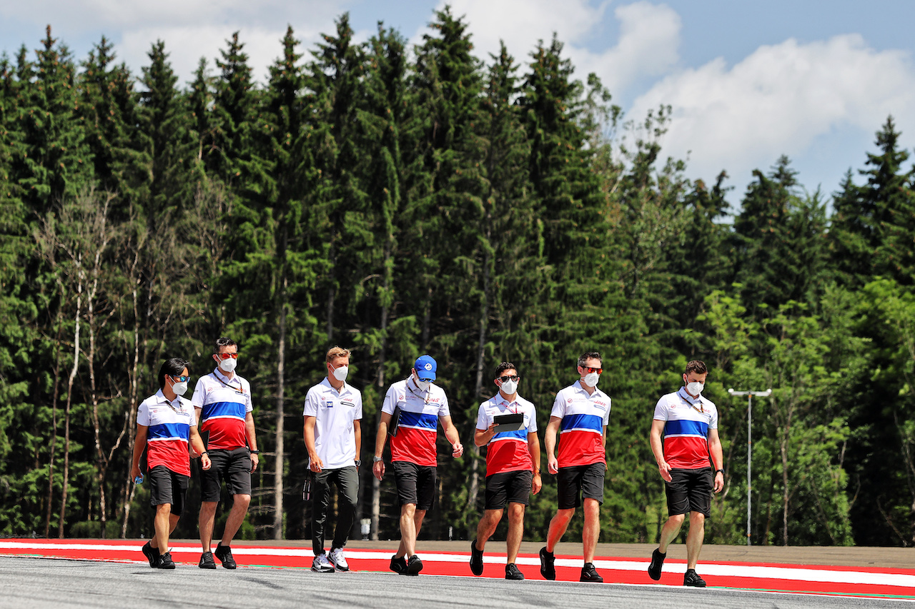 GP STIRIA, Mick Schumacher (GER) Haas F1 Team walks the circuit with the team.
24.06.2021. Formula 1 World Championship, Rd 8, Steiermark Grand Prix, Spielberg, Austria, Preparation Day.
- www.xpbimages.com, EMail: requests@xpbimages.com © Copyright: Moy / XPB Images
