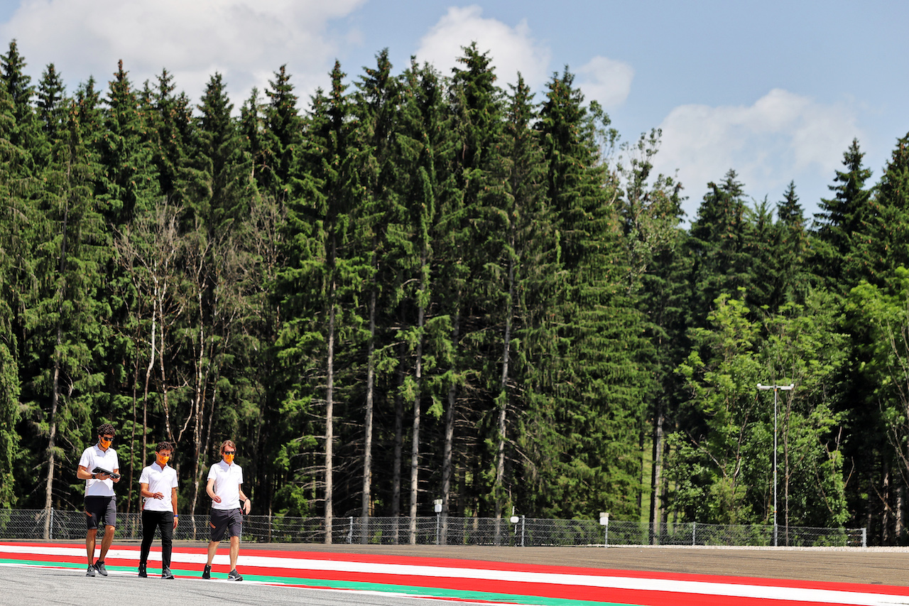 GP STIRIA, Lando Norris (GBR) McLaren walks the circuit with the team.
24.06.2021. Formula 1 World Championship, Rd 8, Steiermark Grand Prix, Spielberg, Austria, Preparation Day.
- www.xpbimages.com, EMail: requests@xpbimages.com © Copyright: Moy / XPB Images