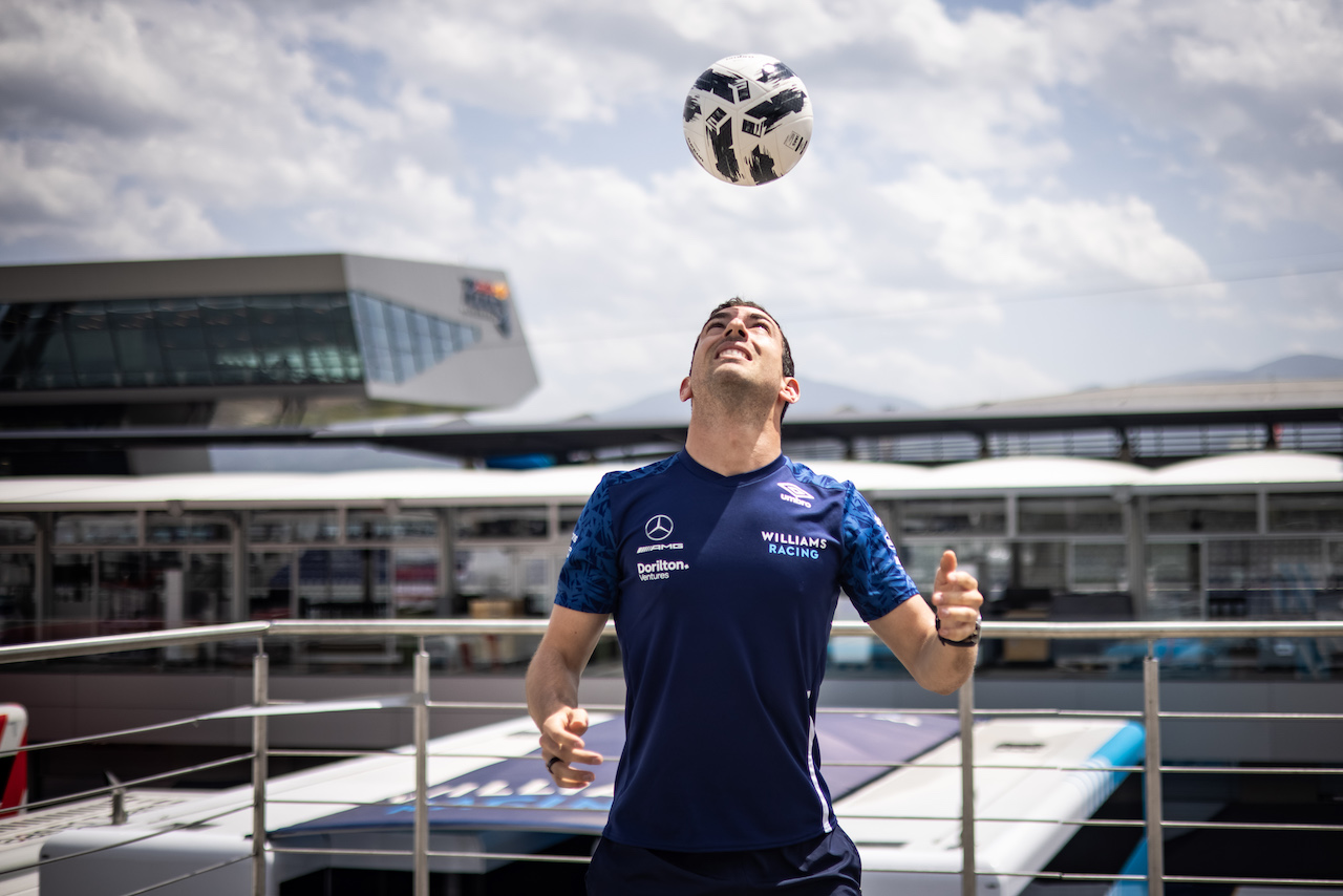 GP STIRIA, Nicholas Latifi (CDN) Williams Racing plays football.
24.06.2021. Formula 1 World Championship, Rd 8, Steiermark Grand Prix, Spielberg, Austria, Preparation Day.
- www.xpbimages.com, EMail: requests@xpbimages.com © Copyright: Bearne / XPB Images