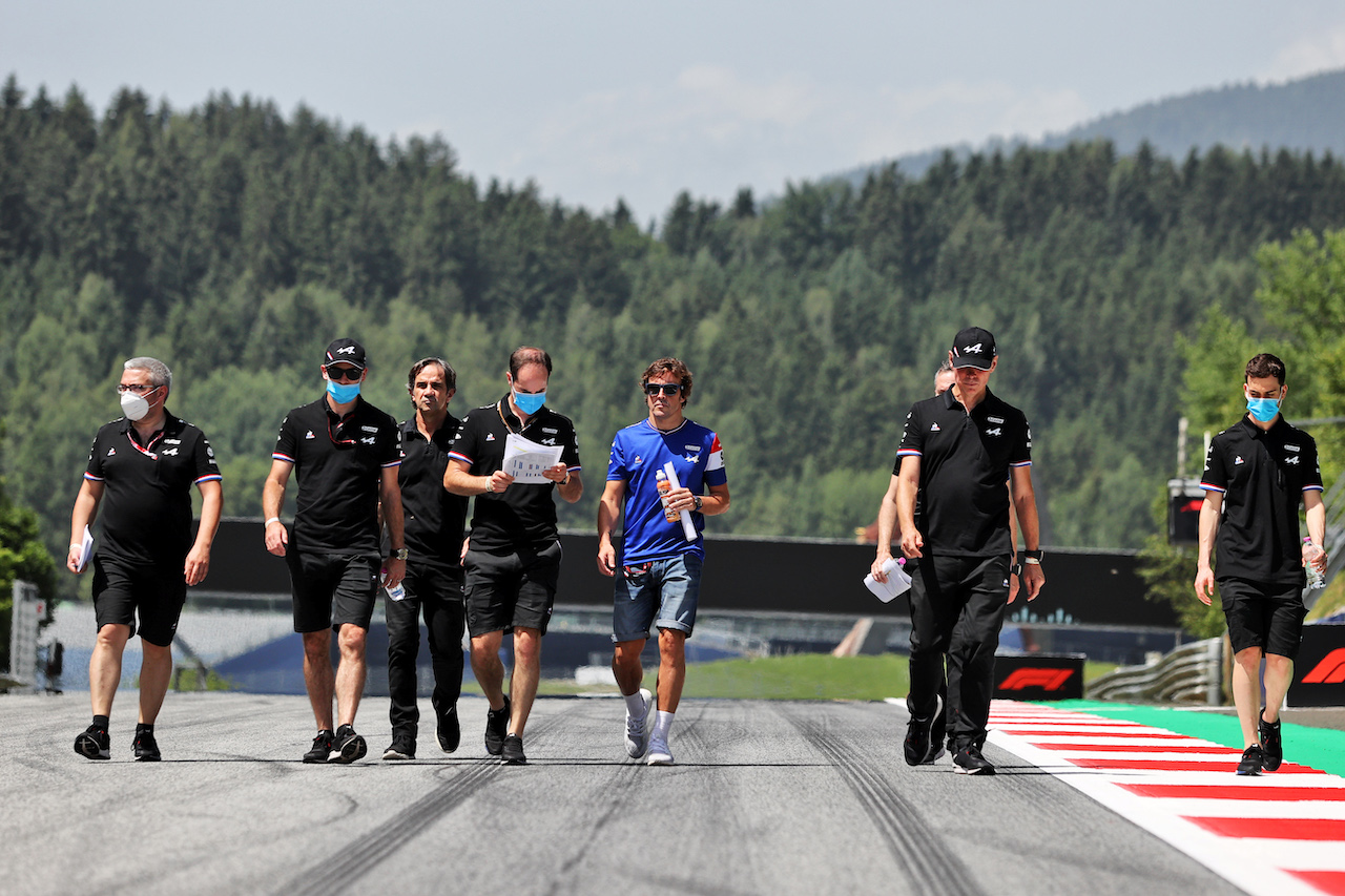 GP STIRIA, Fernando Alonso (ESP) Alpine F1 Team walks the circuit with the team.
24.06.2021. Formula 1 World Championship, Rd 8, Steiermark Grand Prix, Spielberg, Austria, Preparation Day.
- www.xpbimages.com, EMail: requests@xpbimages.com © Copyright: Moy / XPB Images