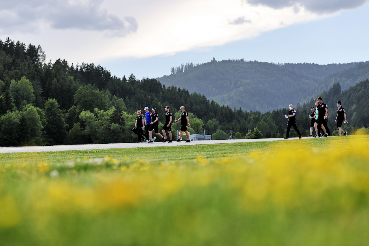 GP STIRIA, Esteban Ocon (FRA) Alpine F1 Team walks the circuit with the team.
24.06.2021. Formula 1 World Championship, Rd 8, Steiermark Grand Prix, Spielberg, Austria, Preparation Day.
- www.xpbimages.com, EMail: requests@xpbimages.com © Copyright: Moy / XPB Images