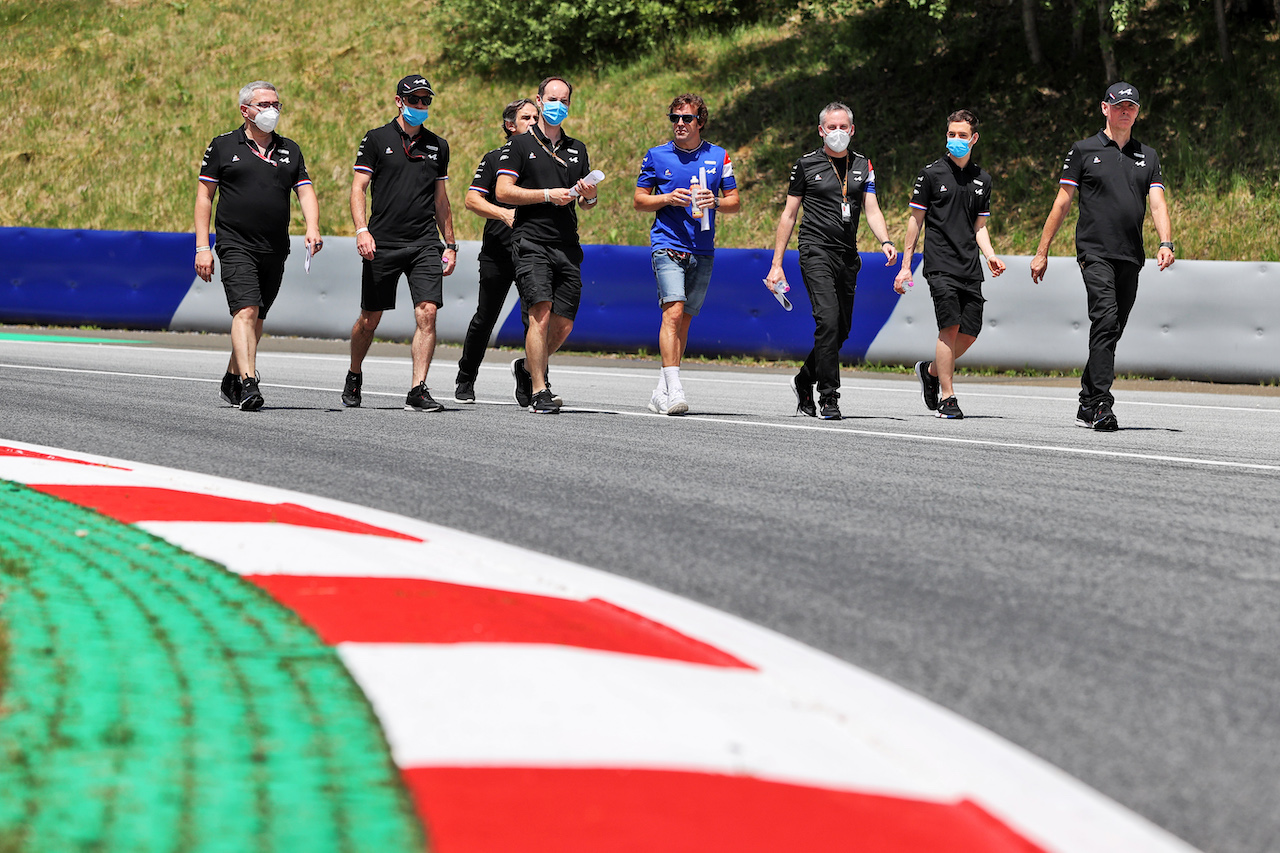 GP STIRIA, Fernando Alonso (ESP) Alpine F1 Team walks the circuit with the team.
24.06.2021. Formula 1 World Championship, Rd 8, Steiermark Grand Prix, Spielberg, Austria, Preparation Day.
- www.xpbimages.com, EMail: requests@xpbimages.com © Copyright: Moy / XPB Images