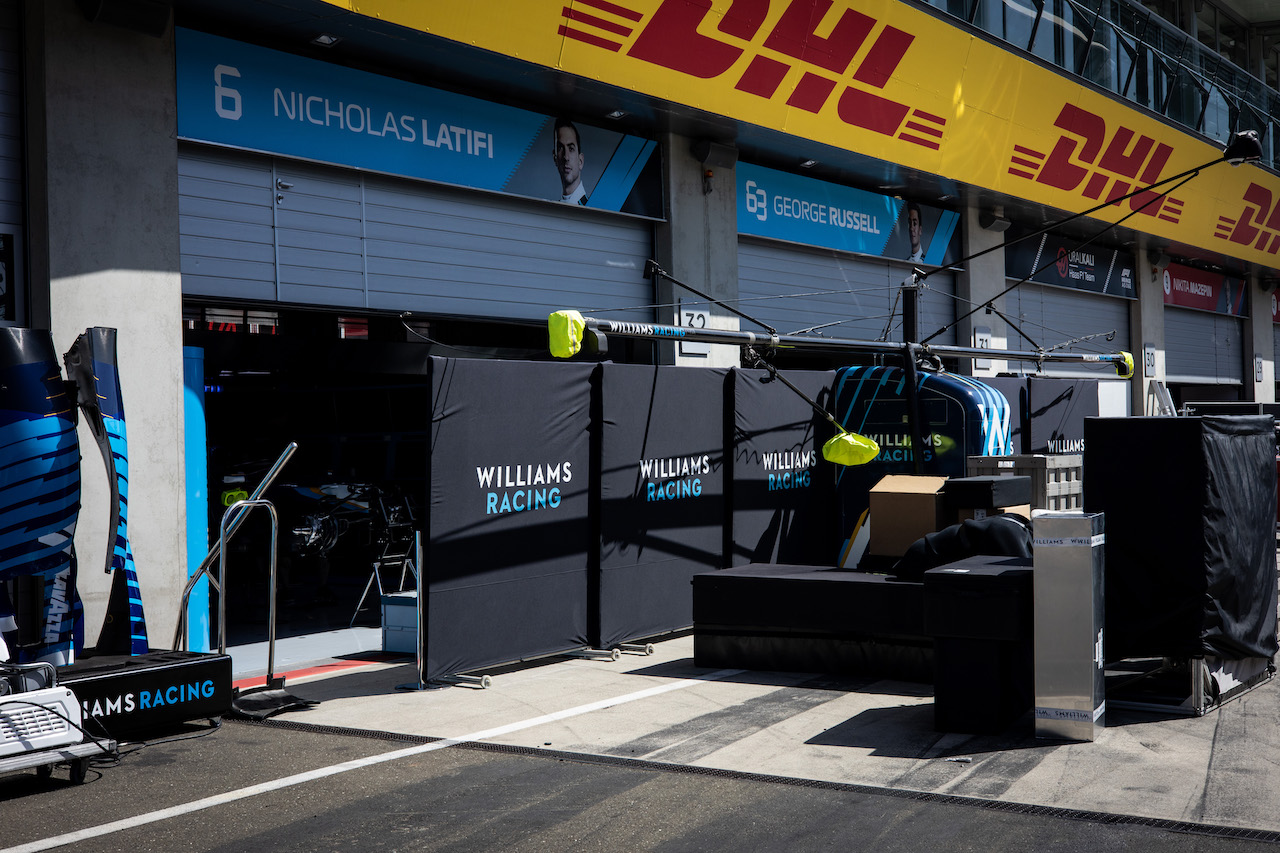 GP STIRIA, Williams Racing pit garage preparations.
23.06.2021. Formula 1 World Championship, Rd 8, Steiermark Grand Prix, Spielberg, Austria, Preparation Day.
- www.xpbimages.com, EMail: requests@xpbimages.com © Copyright: Bearne / XPB Images