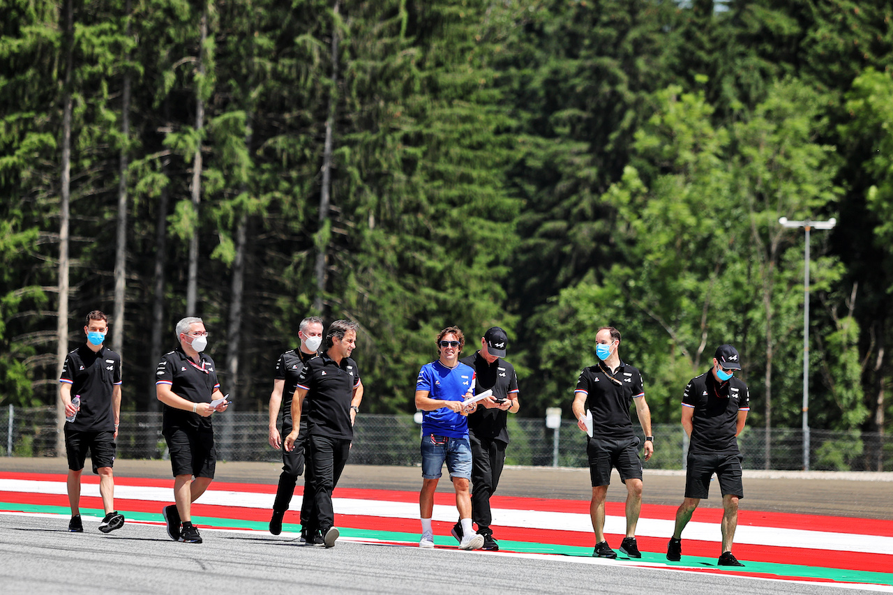 GP STIRIA, Fernando Alonso (ESP) Alpine F1 Team walks the circuit with the team.
24.06.2021. Formula 1 World Championship, Rd 8, Steiermark Grand Prix, Spielberg, Austria, Preparation Day.
- www.xpbimages.com, EMail: requests@xpbimages.com © Copyright: Moy / XPB Images