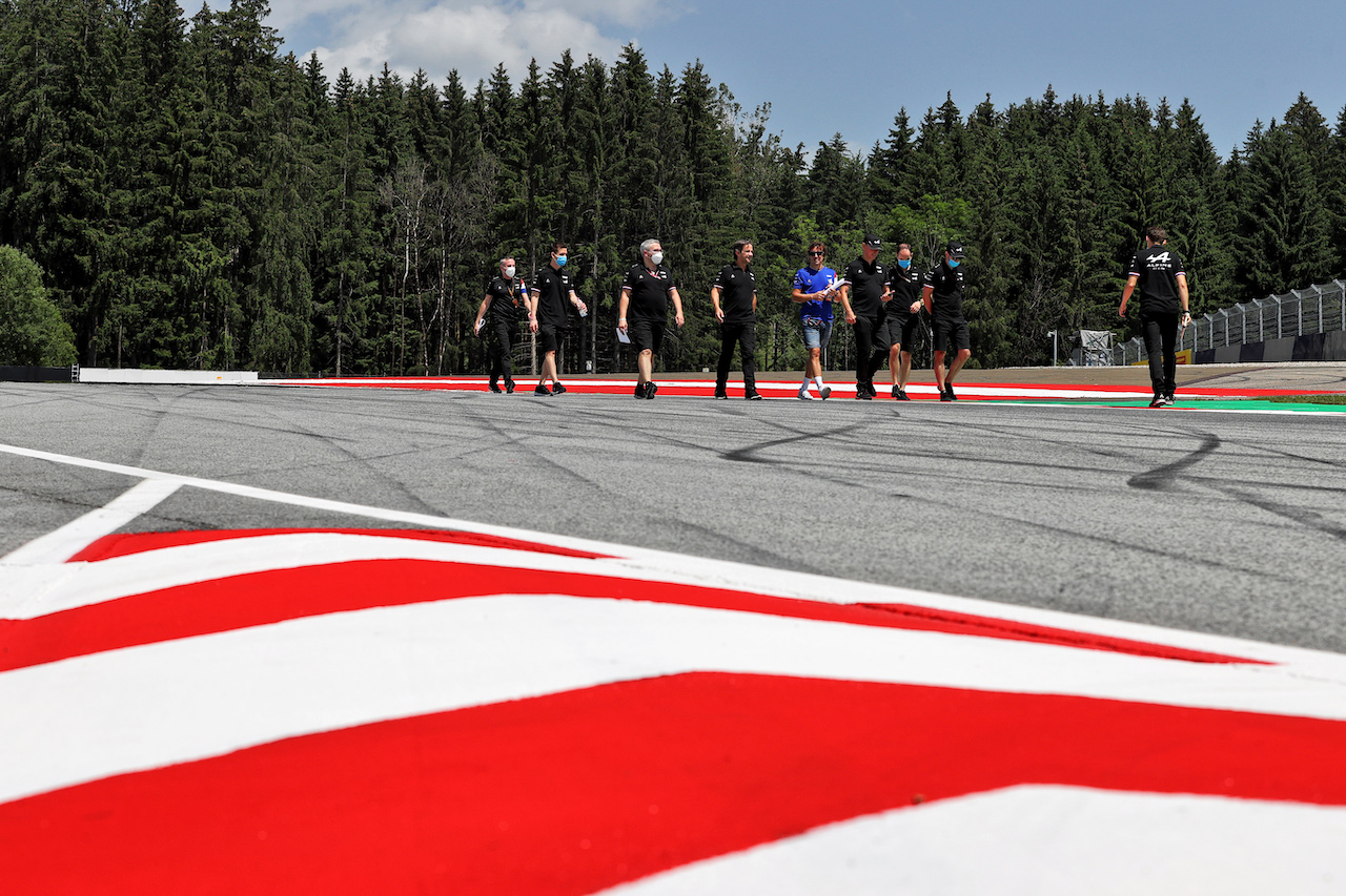 GP STIRIA, Fernando Alonso (ESP) Alpine F1 Team walks the circuit with the team.
24.06.2021. Formula 1 World Championship, Rd 8, Steiermark Grand Prix, Spielberg, Austria, Preparation Day.
- www.xpbimages.com, EMail: requests@xpbimages.com © Copyright: Moy / XPB Images