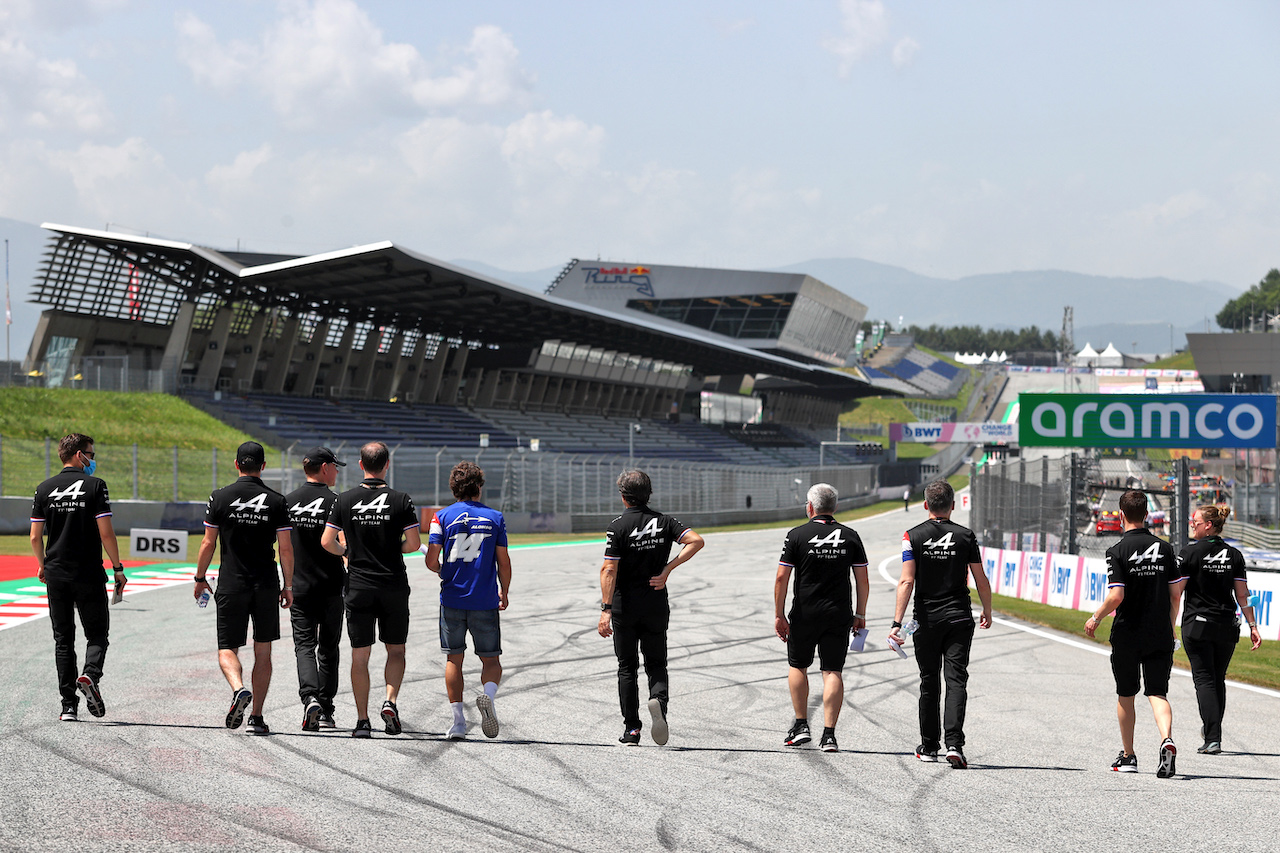 GP STIRIA, Fernando Alonso (ESP) Alpine F1 Team walks the circuit with the team.
24.06.2021. Formula 1 World Championship, Rd 8, Steiermark Grand Prix, Spielberg, Austria, Preparation Day.
- www.xpbimages.com, EMail: requests@xpbimages.com © Copyright: Moy / XPB Images