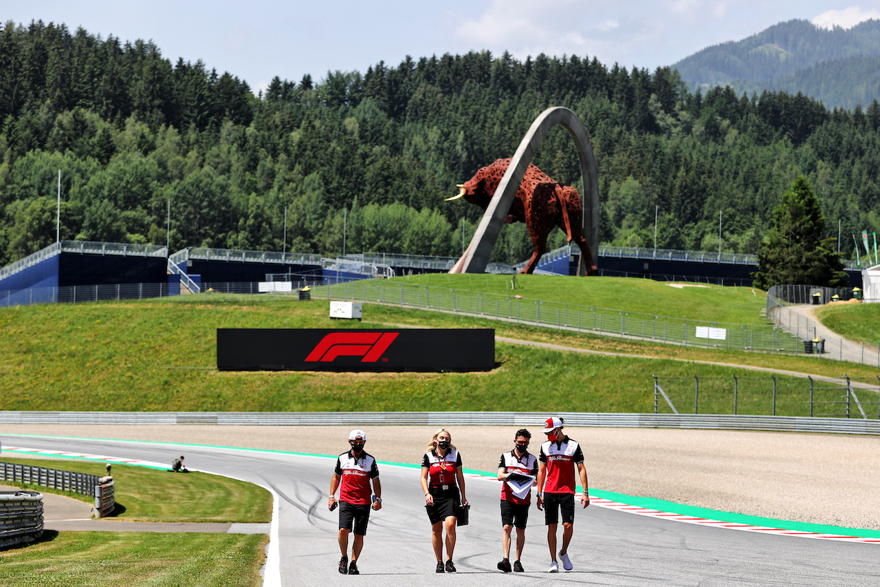 GP STIRIA, Antonio Giovinazzi (ITA) Alfa Romeo Racing walks the circuit with the team.
24.06.2021. Formula 1 World Championship, Rd 8, Steiermark Grand Prix, Spielberg, Austria, Preparation Day.
- www.xpbimages.com, EMail: requests@xpbimages.com © Copyright: Moy / XPB Images